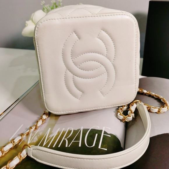 Chanel Chain Bar Vanity with Chain 22S Quilted Calfskin Small - Picture 4 of 9